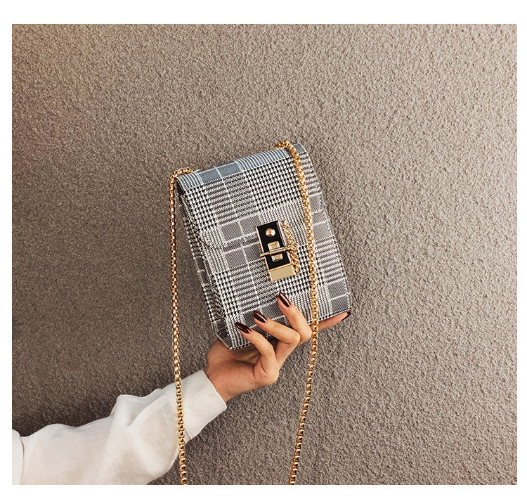 One-shoulder Chain Messenger Bag Personalized Lock Mobile Phone Bag